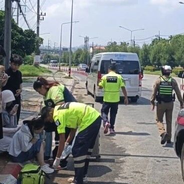 泰国普吉机场一中国女游客过马路遭面包车撞伤!头部受伤送医
