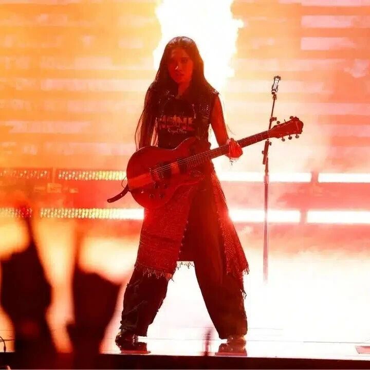 泰国首位〈美国达人秀〉冠军:那个在普吉市场弹吉他的女孩