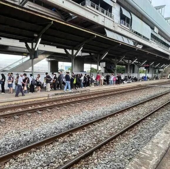 曼谷机场快线故障超16小时,站台挤满乘客