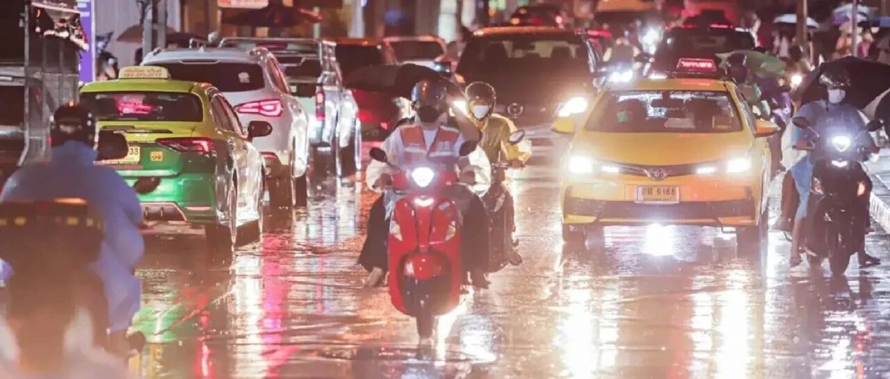 曼谷10月6日强降雨后部分道路积水 官方称主干道已恢复但降雨风险仍在