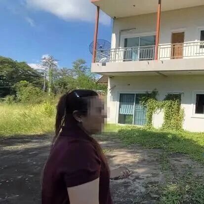 泰国女子挂牌“卖房躲贼”!房子对面就是旅游警察,3年仍遭窃3次