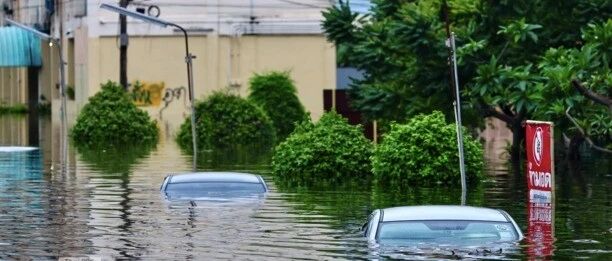 曼谷多地洪灾持续:政企学校停工,1万军人驰援,经济损失或超253亿泰铢