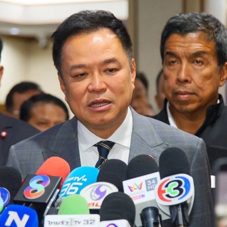 泰国总理自掏腰包发钱!