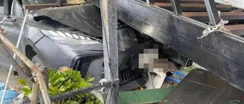 普吉机场附近轿车冲入药店,一名行人死亡