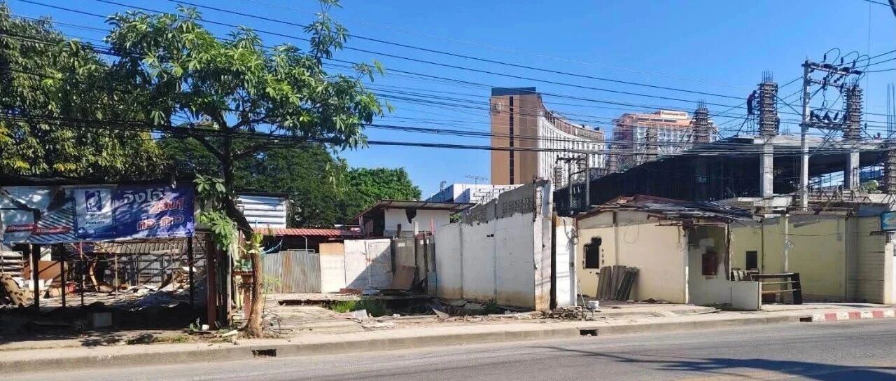 清迈市政府拆除甘烹丁社区临时建筑 昔日服务区迎来整治改造