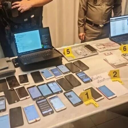 曼谷一住宅涉电诈赌博被查,11名中国人被捕!现场发现58部手机...