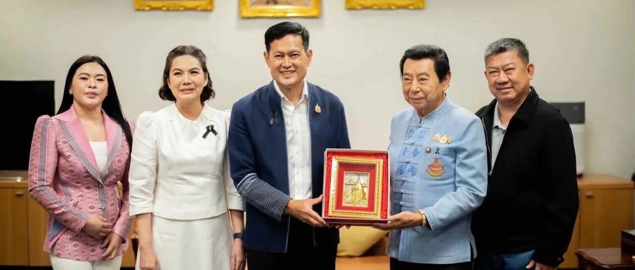 清迈新任省长托萨蓬抵达清迈机场 各界到场迎接
