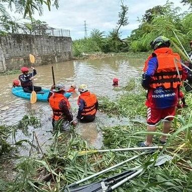 芭提雅暴雨夜一名疑似中国男子被急流卷走,50余人沿渠搜寻