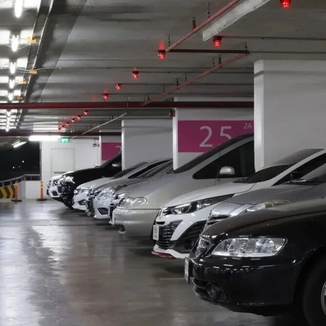 曼谷一夜暴雨13处路段积水小车难行 泰国22家商场紧急开放免费停车