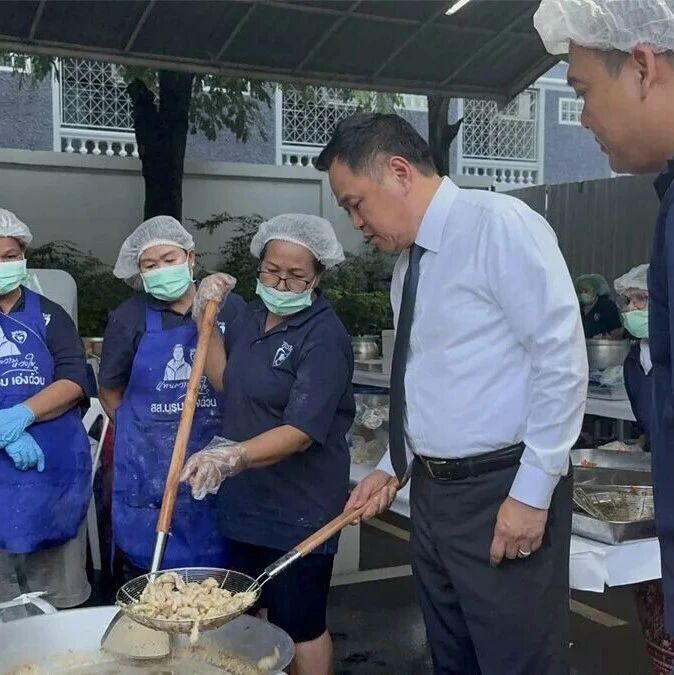 洪灾无情人间有爱 总理阿努廷亲下厨房为曼谷灾民烹饪暖心餐