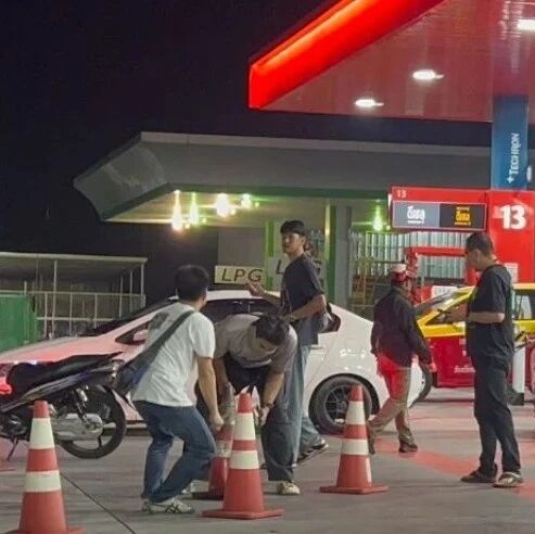 泰国春武里府警方抓获涉毒男子,嫌疑人驾车冲撞加油站并疯狂逃窜