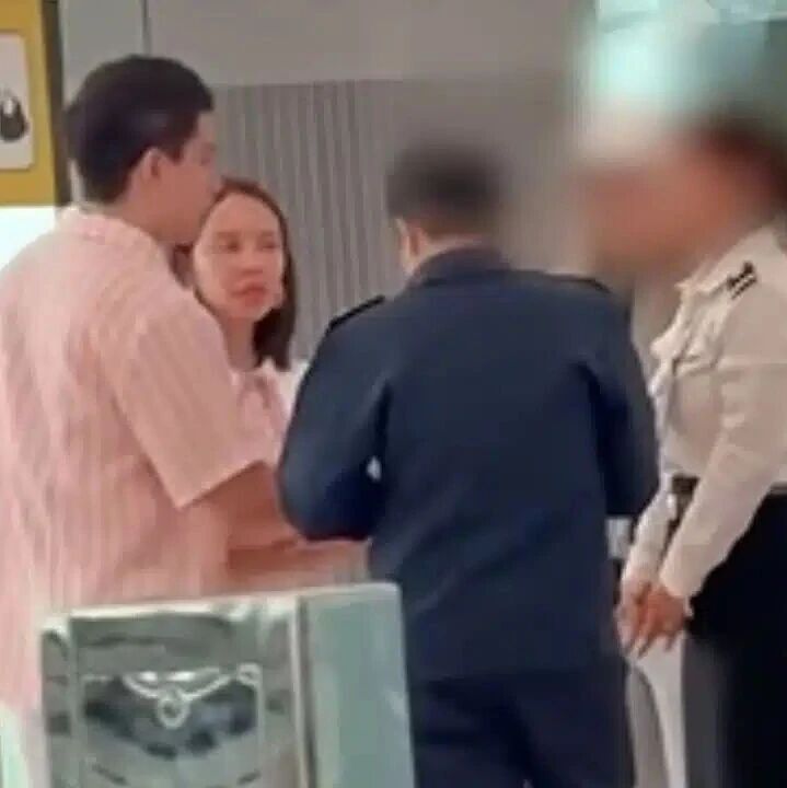 泰国素万那普机场两瓶水争执失控!女职员被多人拦下,美妆博主指控其试图动手