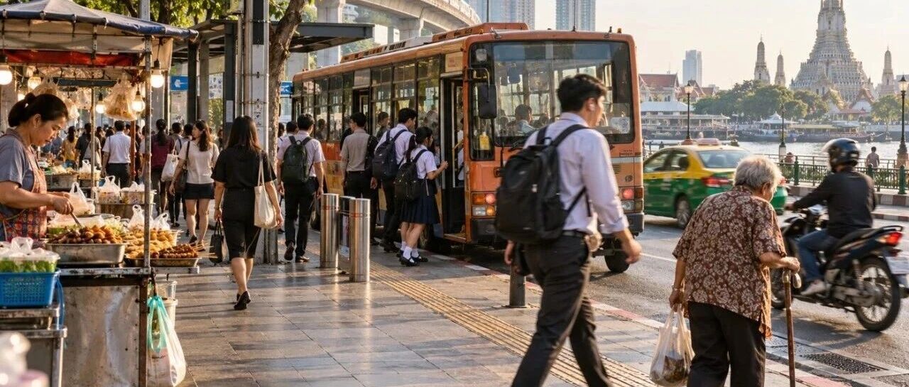 普吉双层观光巴士启程,11个站点串联老城与海岸