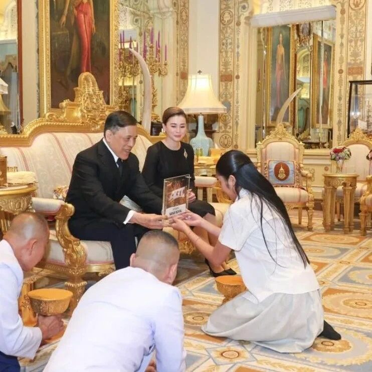 泰国国王接见《美国达人秀2026》冠军妮妮,御赐归还获奖证书留念