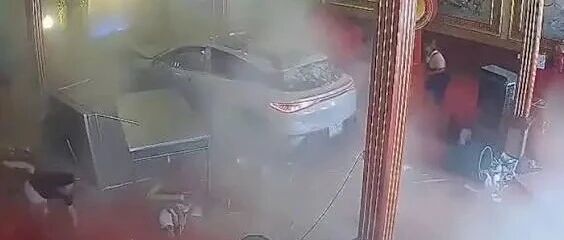 78岁司机晕厥误踩油门 汽车冲入曼谷天华医院观音庙致3人受伤