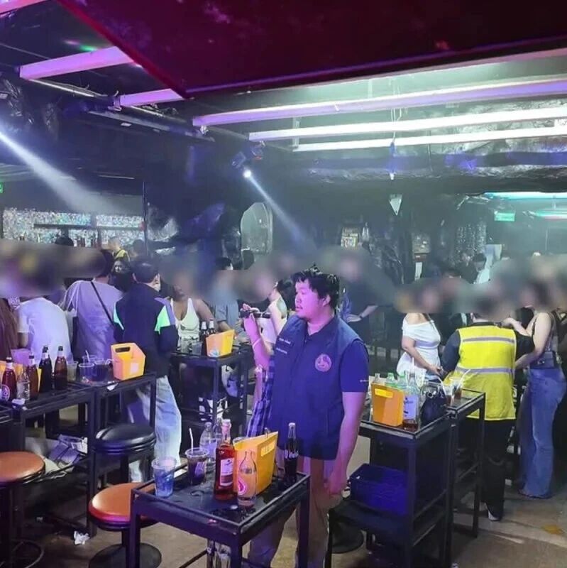 曼谷考山路酒吧遭突查:30人未满20岁、31人尿检阳性,5名警局负责人被调离