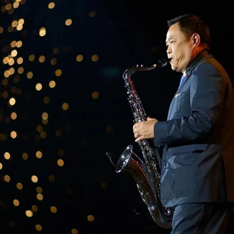 35年后再做东道主 泰国总理阿努廷演奏萨克斯风为IMF和世行年会收官