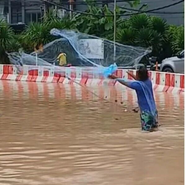 普吉暴雨致公路积水成“鱼塘” 居民撒网捕鱼 芭东逾百户受影响