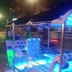 向游客狮子大开口的泰国嘟嘟车司机被罚了