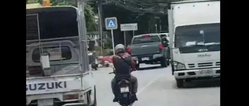 普吉岛民驾车为救护车开道 护送患者顺利抵达医院