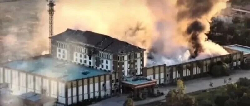 泰军炮击柬埔寨境内赌场电诈基地 成群人员提行李箱逃离