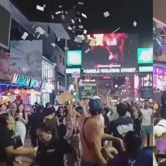 普吉岛街头突降“钞票雨”:外国男子当街撒钱,人群俯身争捡,谁丢掉了体面?