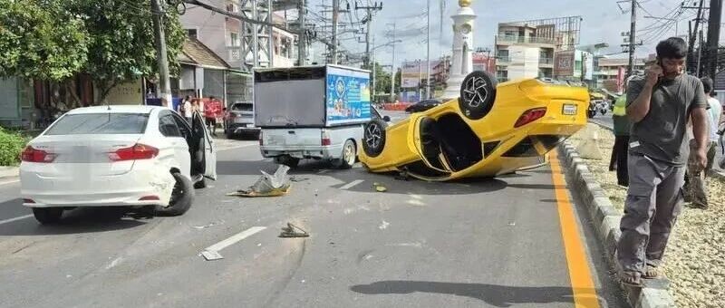 普吉查龙环岛追尾翻车,司机弃车逃逸后被捕且尿检呈阳性