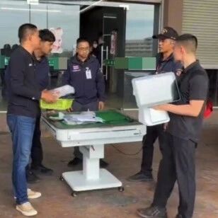 泰国警方突击检查大城府一中餐馆:13人被捕!没收一张麻将桌!