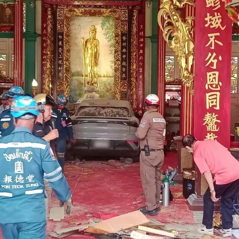 电动汽车失控撞入泰京天华医院 致3人受伤1人危重