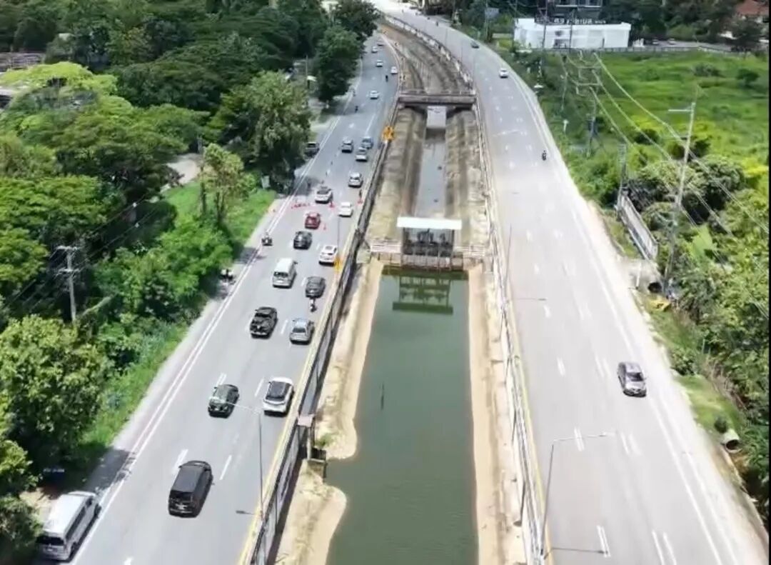 英国拳手从嘟嘟车上坠车昏迷;印度游客大闹泰国度假村 图片 32