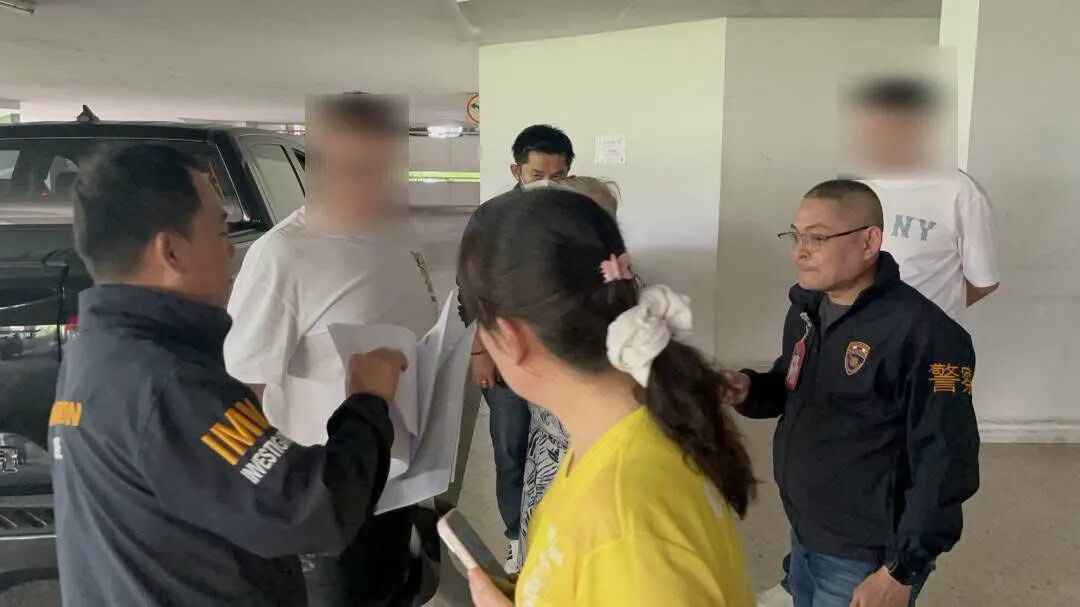 泰国移民局稽查人员应中国驻泰大使馆要求 在北榄府邦纳区逮捕两名山西孝义市落马市领导亲属 图片 3