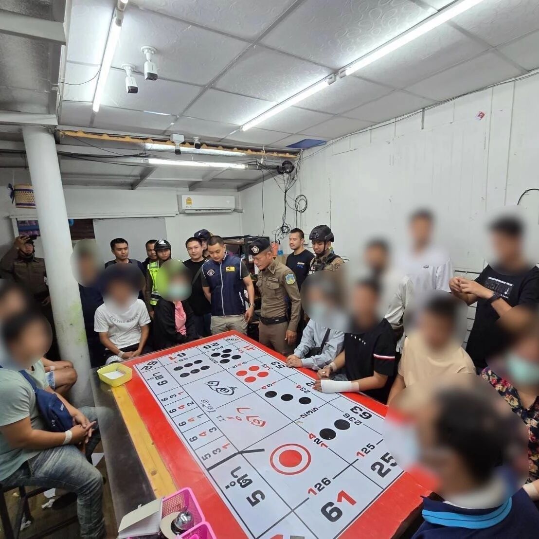 曼谷廊曼一豪宅被曝设非法赌场,警方现场控制30名赌客!