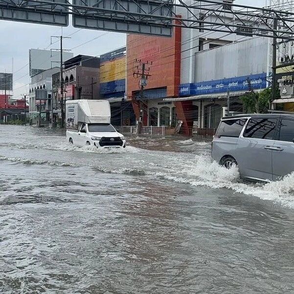 芭提雅暴雨引发多路段严重积水 主干道水深近1米
