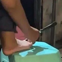 泰国女摊贩拿厨房刀具抠脚趾甲,视频播放超82万次引卫生信任争议