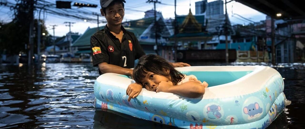 水淹到腰,生意照做!全世界看懂了泰国人的硬核乐观