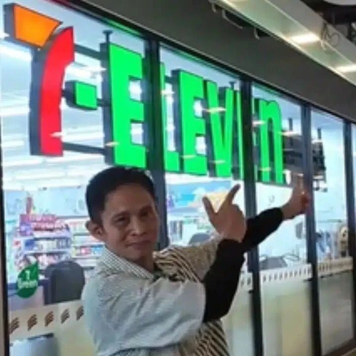 48岁,他在泰国便利店说出7国语言:收银台没有埋没他的才华